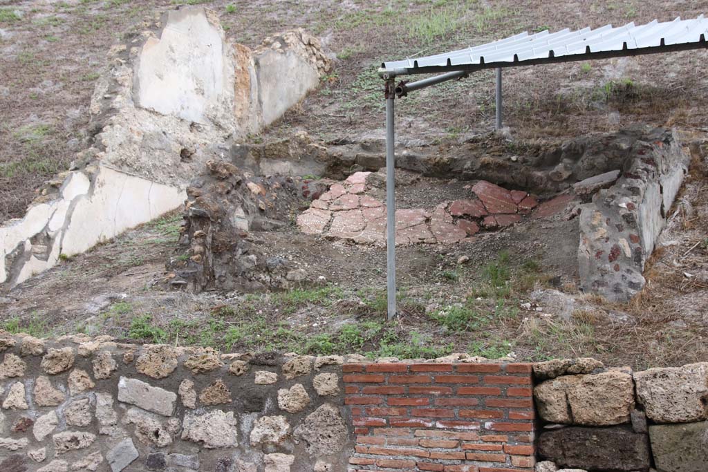 V.6.4 Pompeii, doorway on lower right. October 2020. Photo courtesy of Klaus Heese.
Looking east to a collapsed floor, from an upper room ?  On the left are the remaining plastered upper floor walls.


