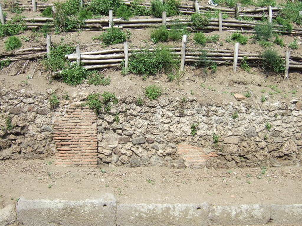 V.6.9, Pompeii (on right). May 2006. Unexcavated entrances, with V.6.11 (on left) and V.6.10, (in centre).