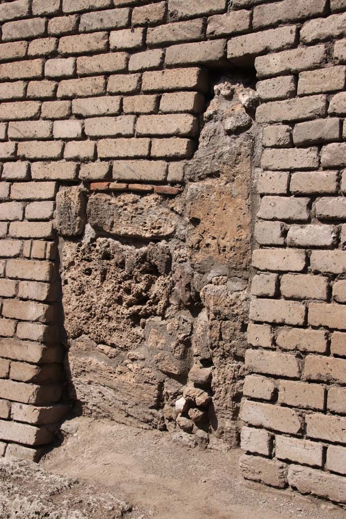 V.7.4 Pompeii. September 2021. 
Narrow doorway behind modern wall, is this part of the doorway of V.7.4.?
Photo courtesy of Klaus Heese.
