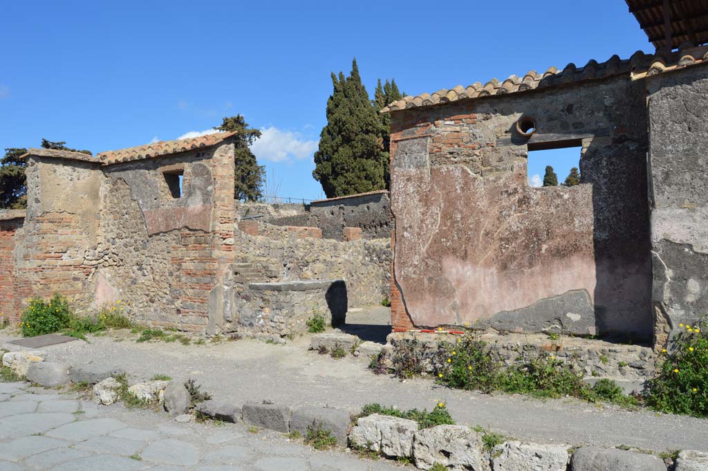 VI.1.5 Pompeii. March 2019. Looking north-east towards entrance doorway on Via Consolare.
Foto Taylor Lauritsen, ERC Grant 681269 DÉCOR.

