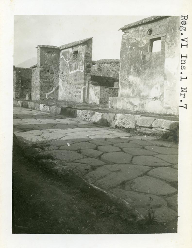 VI.1.5 Pompeii but numbered as VI.1.7 on photo. Pre-1937-1939 Looking north-east towards the entrance.
Photo courtesy of American Academy in Rome, Photographic Archive. Warsher collection no. 404.
