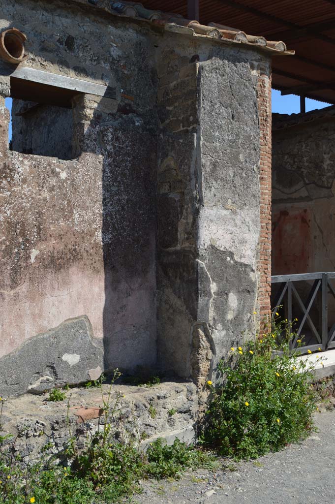 VI.1.5 Pompeii. March 2019. 
Exterior wall with bench on Via Consolare, on south side of entrance doorway, with VI.1.6, on right.
Foto Taylor Lauritsen, ERC Grant 681269 DÉCOR.

