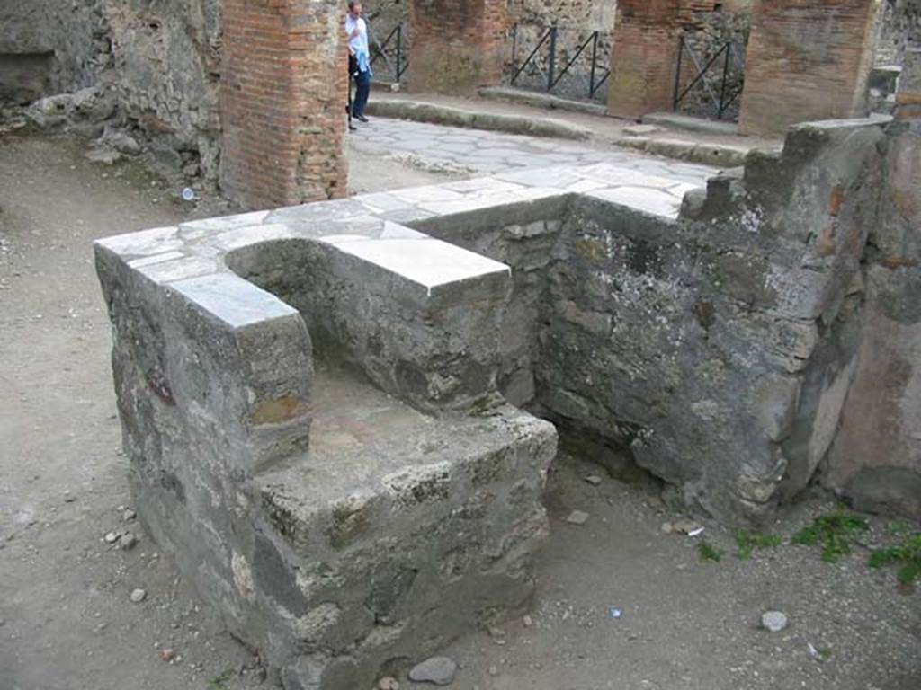 VI.1.5 Pompeii. May 2003. Rear of counter, and hearth in counter. Photo courtesy of Nicolas Monteix
