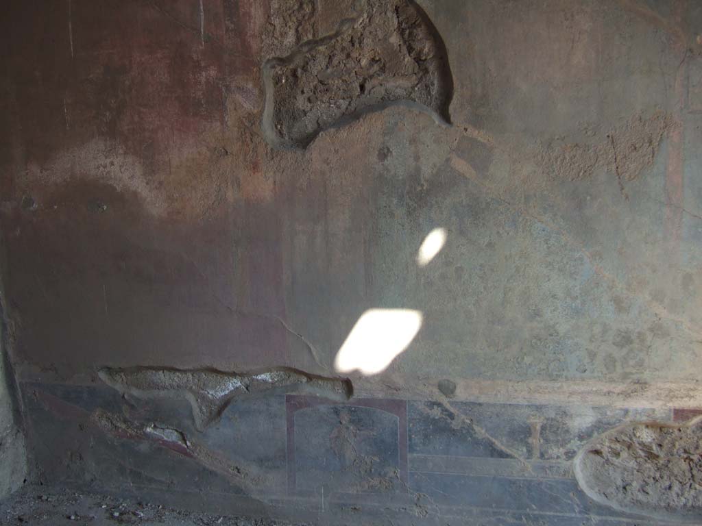VI.2.14 Pompeii. September 2005. Lower east wall of triclinium, north end.