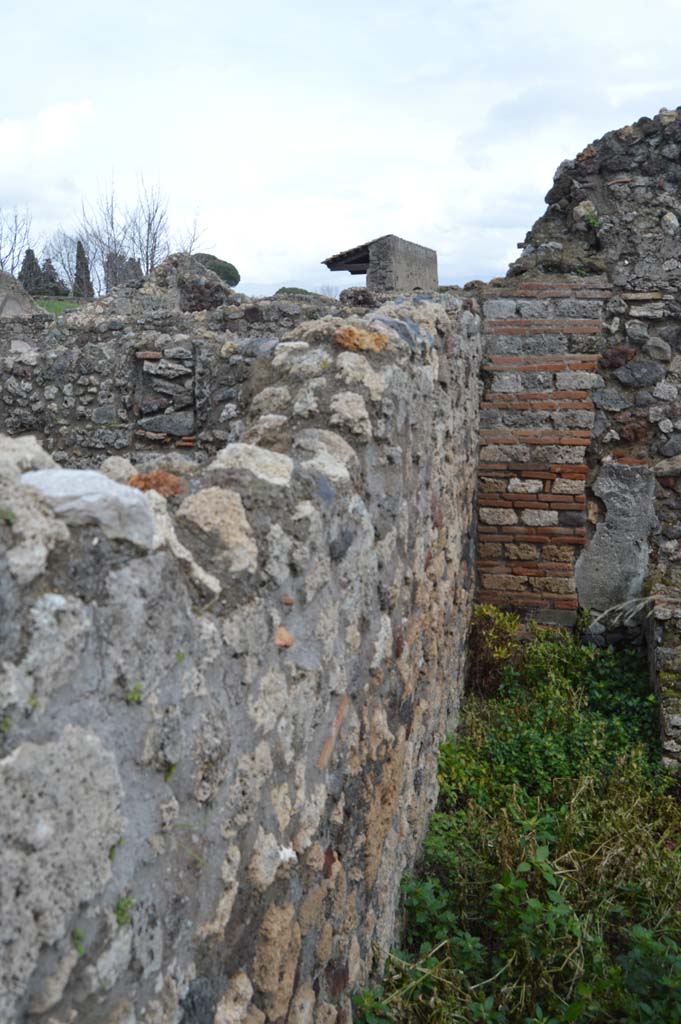 VI.2.25 Pompeii. March 2018. 
Looking east along north wall, dividing VI.2.24, on left, and VI.2.25 with brick pilaster.
Foto Taylor Lauritsen, ERC Grant 681269 DCOR.

