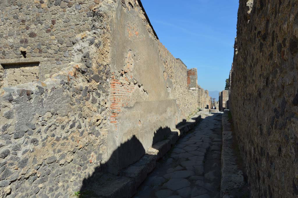 VI.2.32 Pompeii. October 2017. Looking east along Vicolo di Mercurio, with wall of VI.2.32/4, in centre. 
Foto Taylor Lauritsen, ERC Grant 681269 DCOR.
