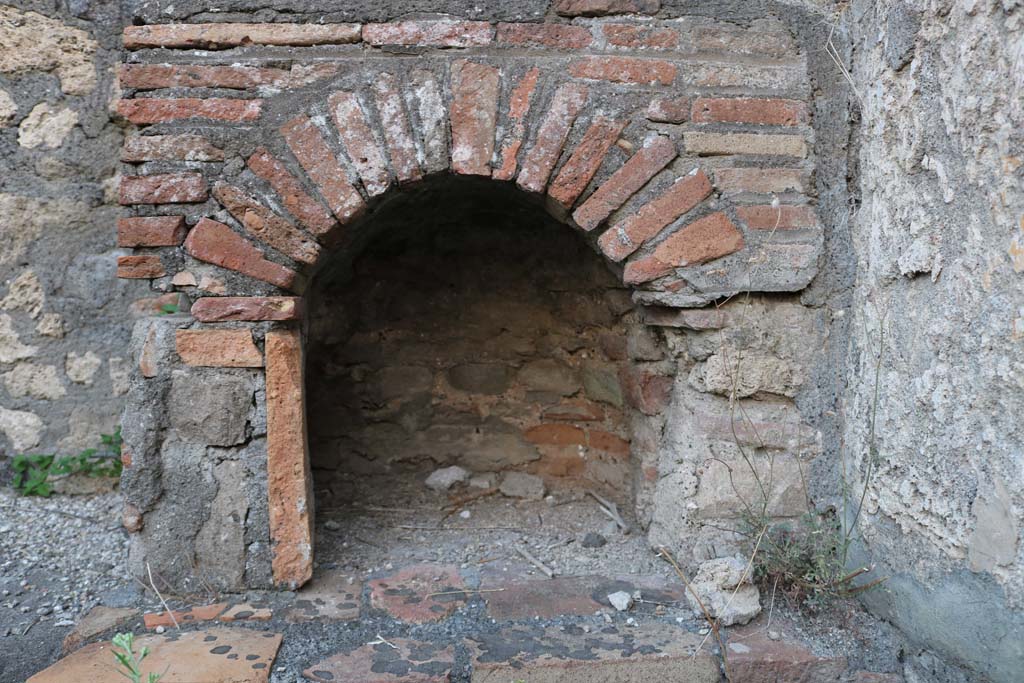 VI.7.7 Pompeii. December 2018. Detail of oven from north end of west side in kitchen area. Photo courtesy of Aude Durand.


