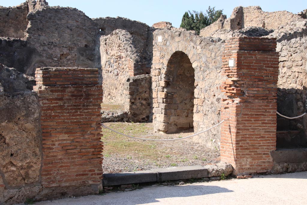 VI.7.11 Pompeii. October 2022. Looking west towards entrance doorway. Photo courtesy of Klaus Heese.