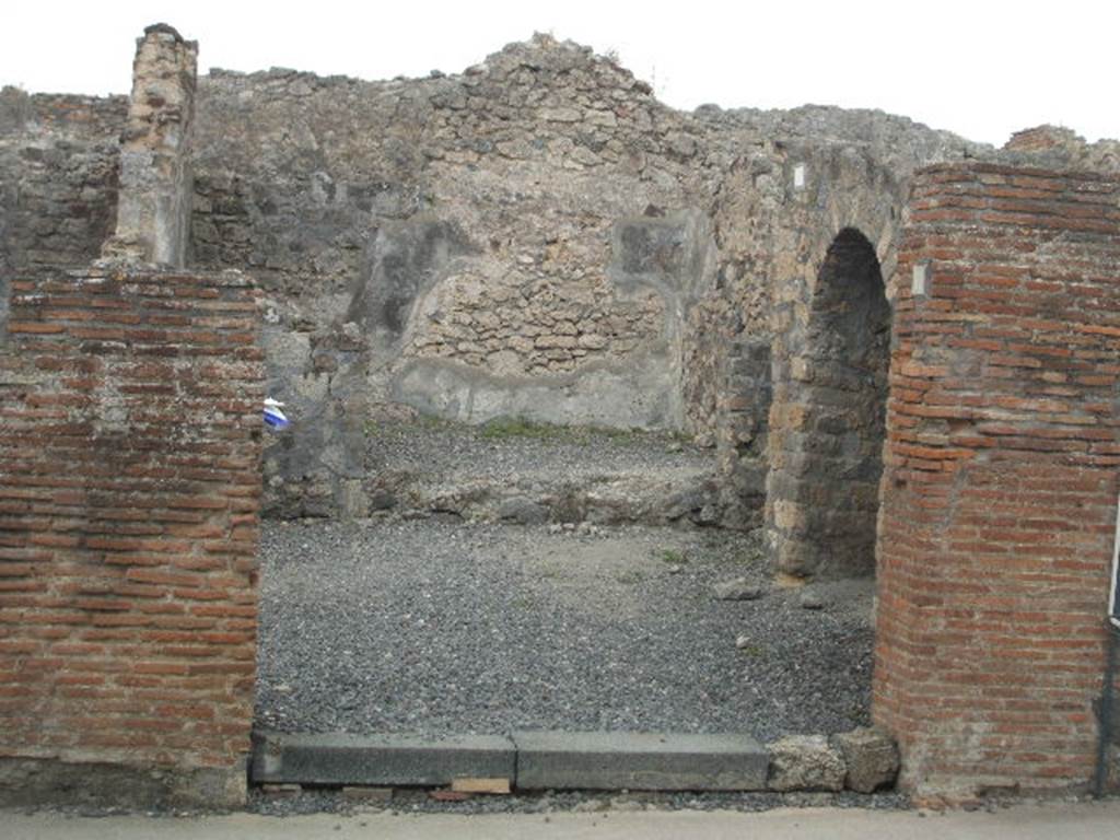 VI.7.11 Pompeii.   May 2005. Entrance.


