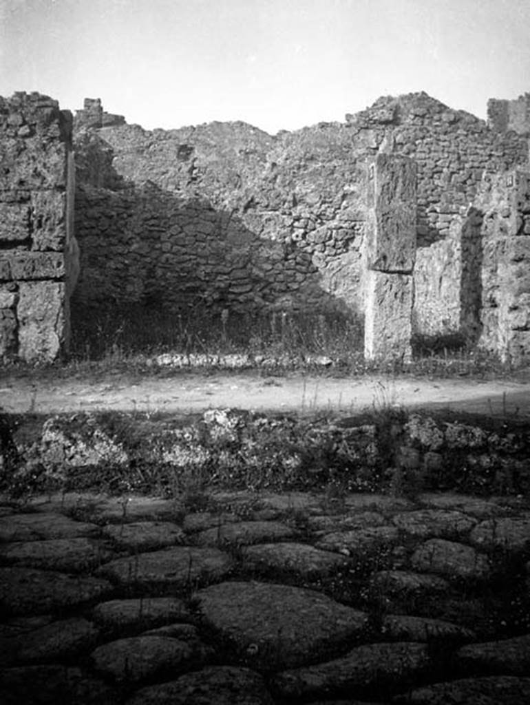 VI.7.13/14 Pompeii. W.1307. Façade on Via Mercurio.
Photo by Tatiana Warscher. Photo © Deutsches Archäologisches Institut, Abteilung Rom, Arkiv. 
