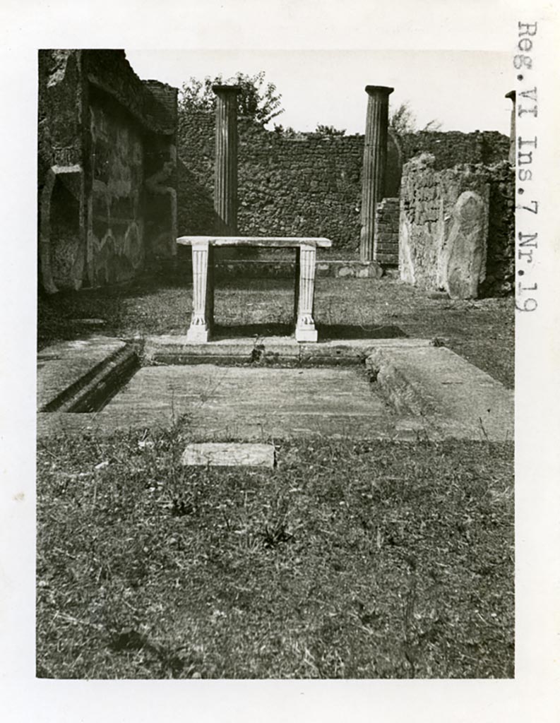 VI.7.19 Pompeii. Pre-1937-1939. Looking west across impluvium in atrium.
Photo courtesy of American Academy in Rome, Photographic Archive. Warsher collection no. 461.
