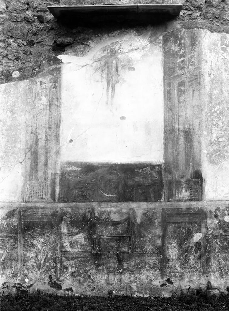 VI.7.23 Pompeii. W.1169. Painted figure of Apollo on south wall of atrium, looking south.
Photo by Tatiana Warscher. Photo © Deutsches Archäologisches Institut, Abteilung Rom, Arkiv.
