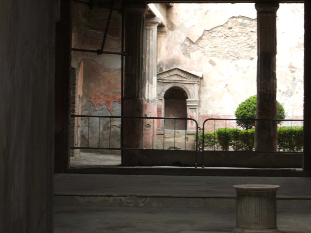 VI.8.5 Pompeii. May 2005. Room 1, north side of atrium. Looking through tablinum to peristyle and aedicula shrine.