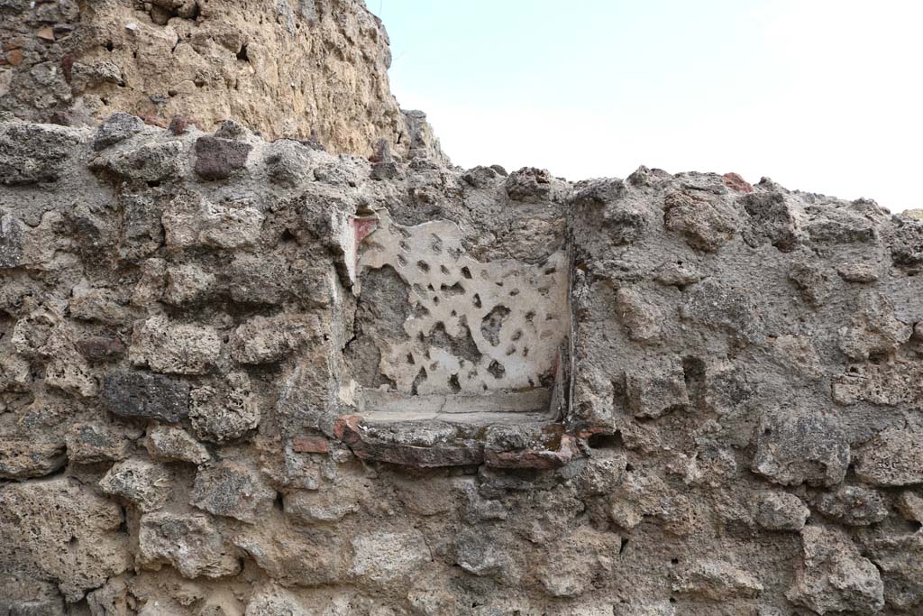 VI.8.8 Pompeii. December 2018. East wall of rear room, with niche. Photo courtesy of Aude Durand.