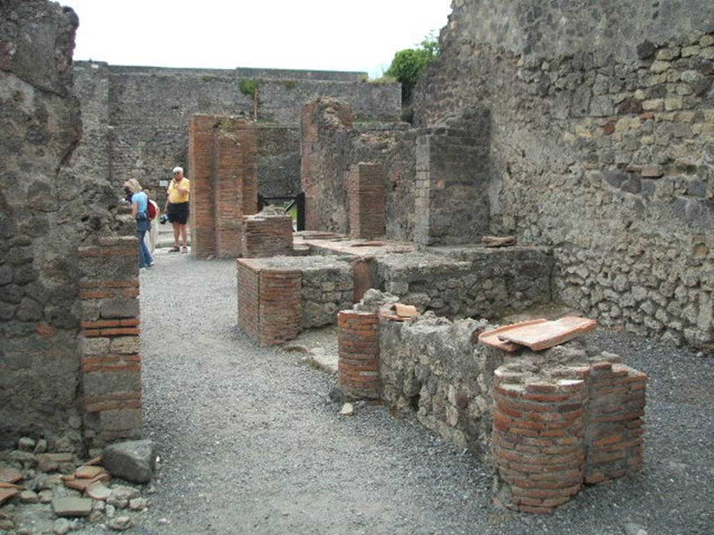 VI.8.8 Pompeii. May 2005. Taken from rear looking to front with VI.8.7 on the right with gate.