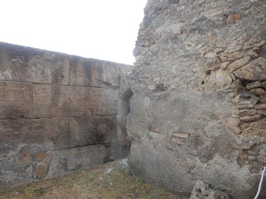 VI.8.22 Pompeii. May 2017. South-east corner of room 2, on south side of entrance.
Photo courtesy of Buzz Ferebee.
