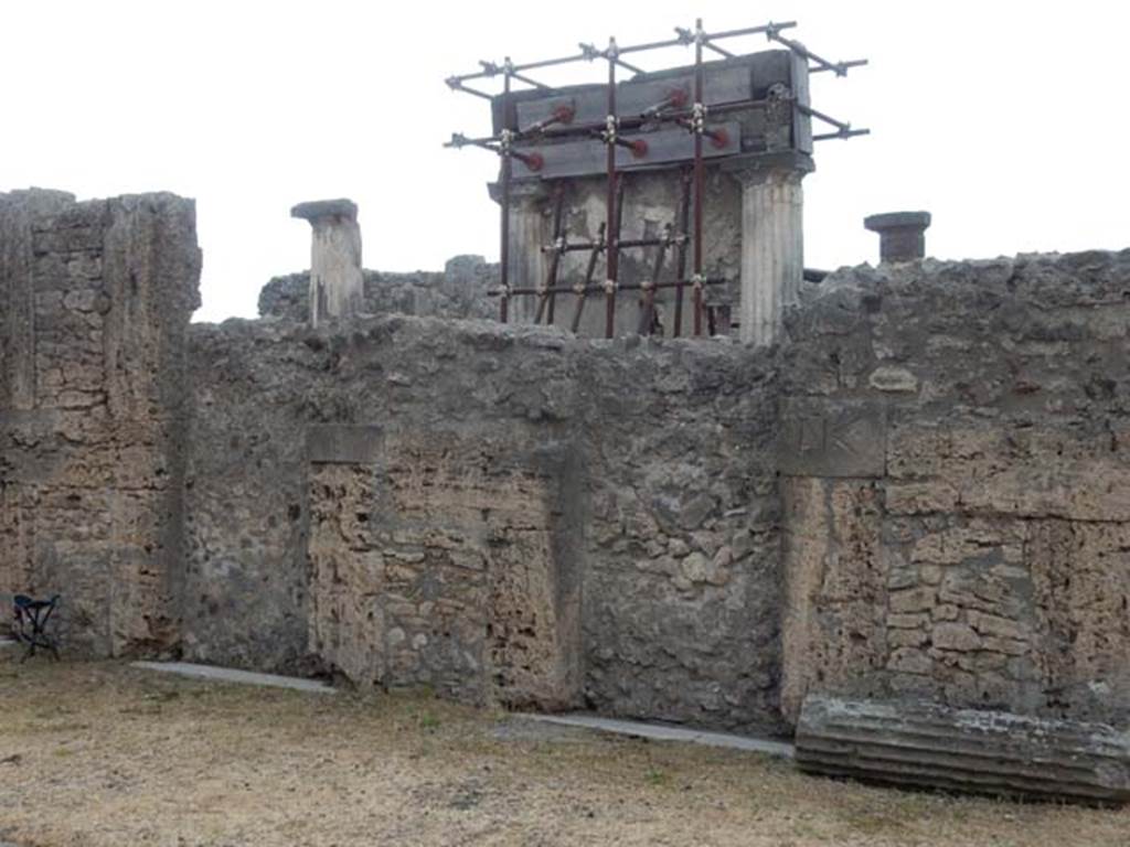 VI.8.22 Pompeii. May 2017. Second and third block doorways or recesses in south wall of atrium.
Photo courtesy of Buzz Ferebee.
