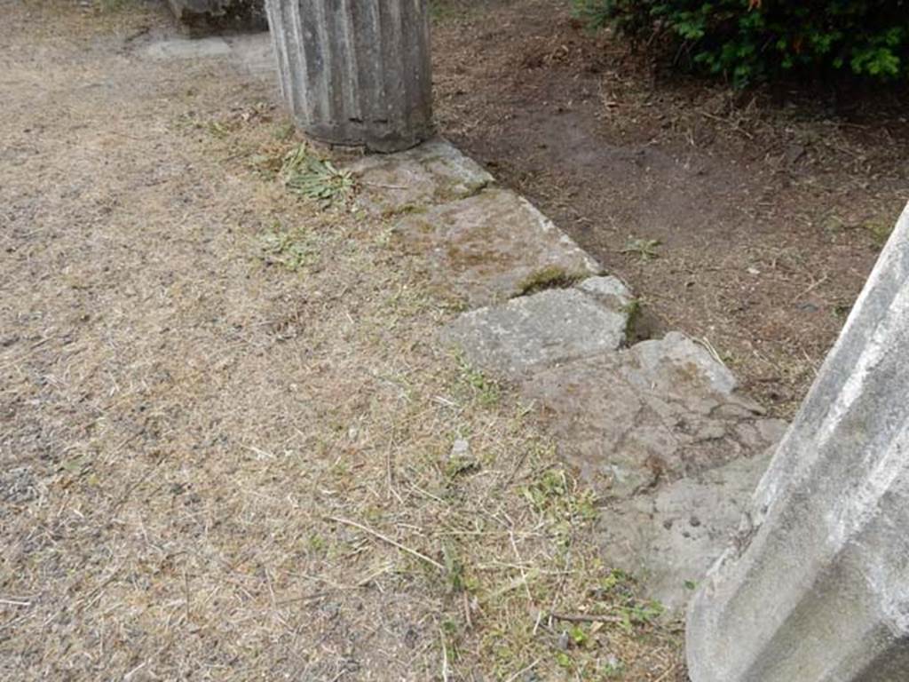 VI.8.22 Pompeii. May 2017. Room 6, portico flooring between two of the columns. 
Photo courtesy of Buzz Ferebee.
