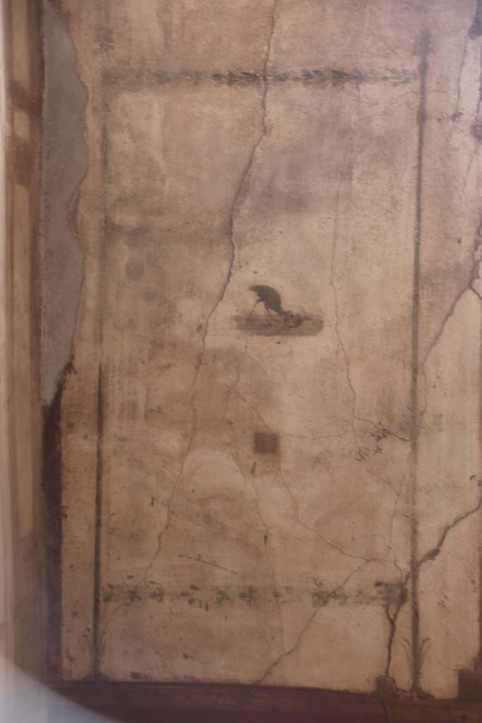 VI.8.23 Pompeii. September 2017. East wall of cubiculum, on north side of central upper window, with a painted bird, a partridge eating a fruit.
Photo courtesy of Klaus Heese.
