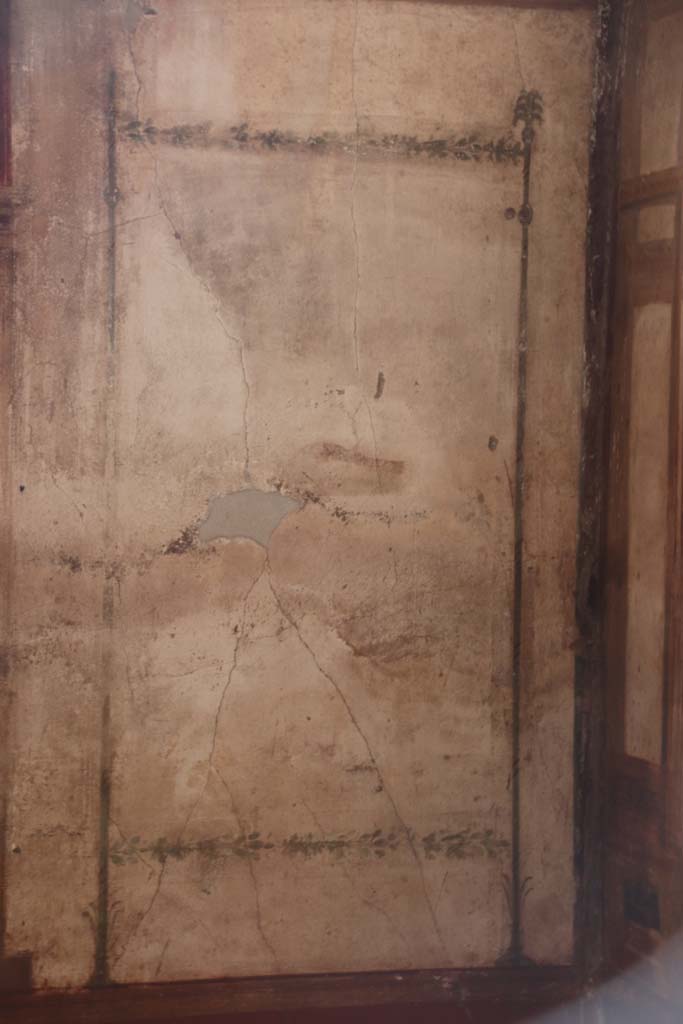 VI.8.23 Pompeii. September 2017. 
South end of east wall of cubiculum with painted decoration. Photo courtesy of Klaus Heese.
