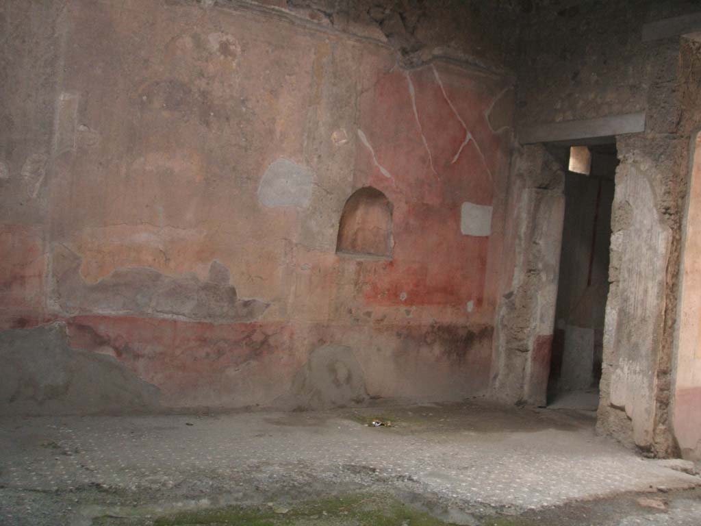 VI.8.24 Pompeii. May 2005.  Atrium, looking towards north-east corner of north wall, with niche.
On the right of the niche is a doorway to a cubiculum, which is on the north side of the entrance corridor, seen on extreme right.
