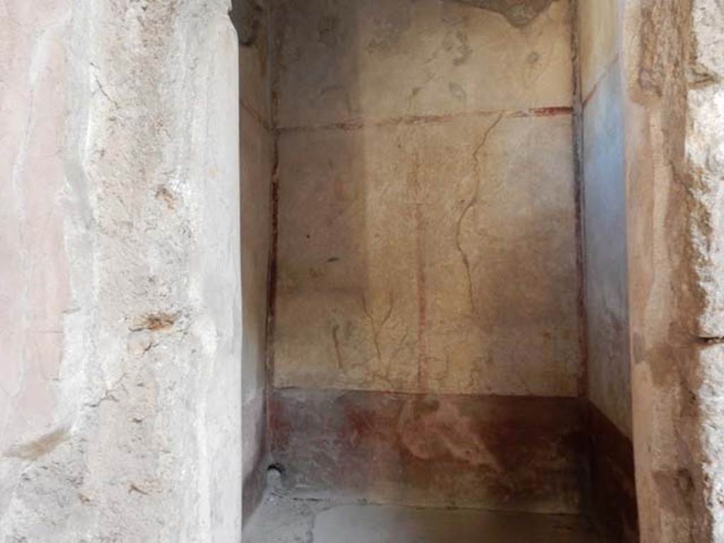 VI.8.24 Pompeii. May 2017. Looking east in cubiculum on north side of entrance corridor. Photo courtesy of Buzz Ferebee.

 
