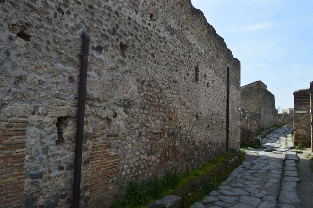 VI.8.24, Pompeii, (side wall), on left. March 2019. Looking west along wall in Vicolo di Mercurio.
Foto Taylor Lauritsen, ERC Grant 681269 DÉCOR.
