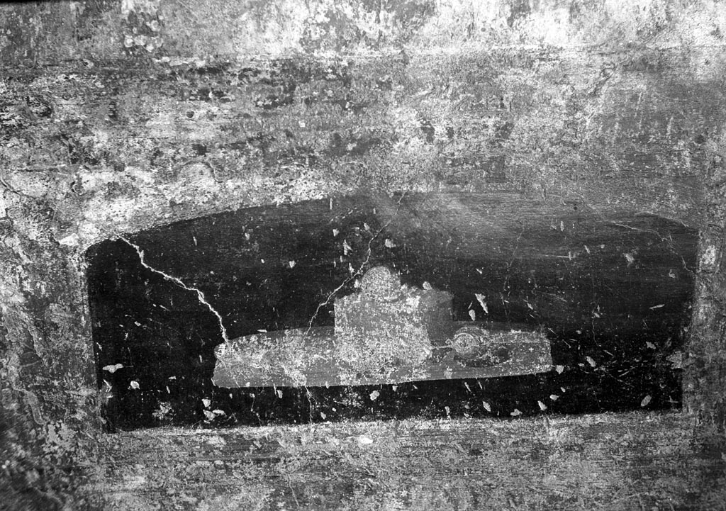 VI.9.2 Pompeii. W.604. Room 27, painting in panel on dado of east wall.
Photo by Tatiana Warscher. Photo © Deutsches Archäologisches Institut, Abteilung Rom, Arkiv. 
