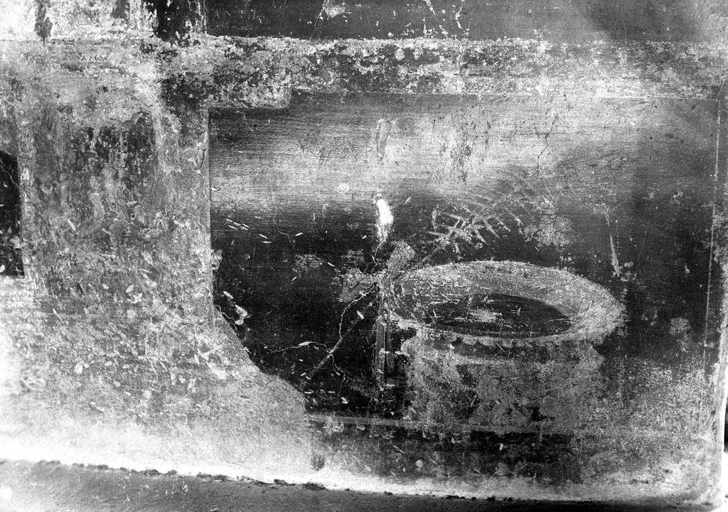 VI.9.2 Pompeii. W.603. Room 27, dado on east wall, with painting of urn or cup.
Photo by Tatiana Warscher. Photo © Deutsches Archäologisches Institut, Abteilung Rom, Arkiv. 
