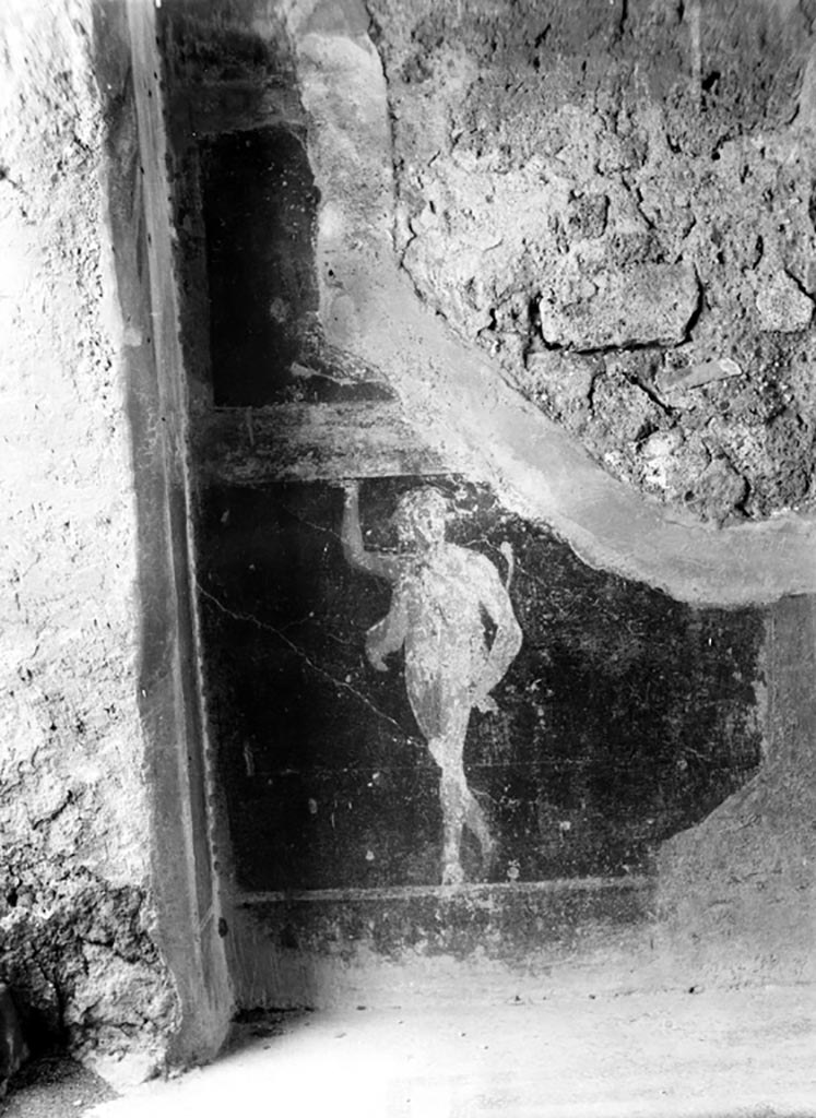 VI.9.2 Pompeii. W.598. Room 27, figure on dado at east end of south wall.
Photo by Tatiana Warscher. Photo © Deutsches Archäologisches Institut, Abteilung Rom, Arkiv. 
