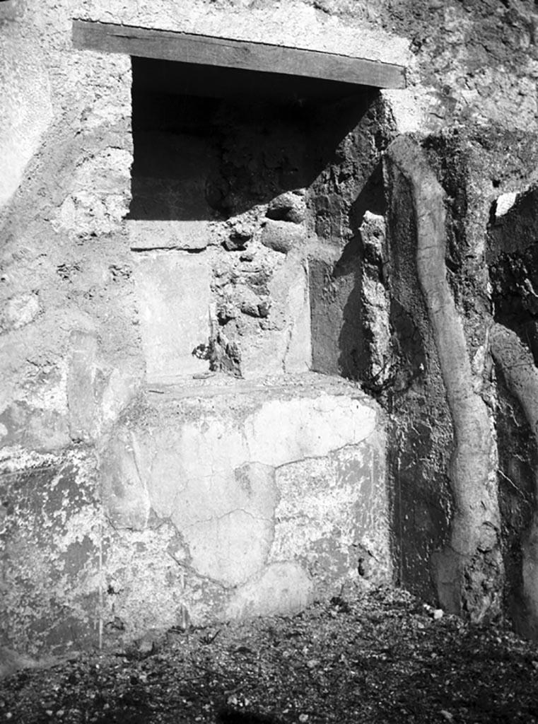 VI.9.3 Pompeii. W685. Room 7, niche in north-east corner.
Photo by Tatiana Warscher. Photo © Deutsches Archäologisches Institut, Abteilung Rom, Arkiv. 
