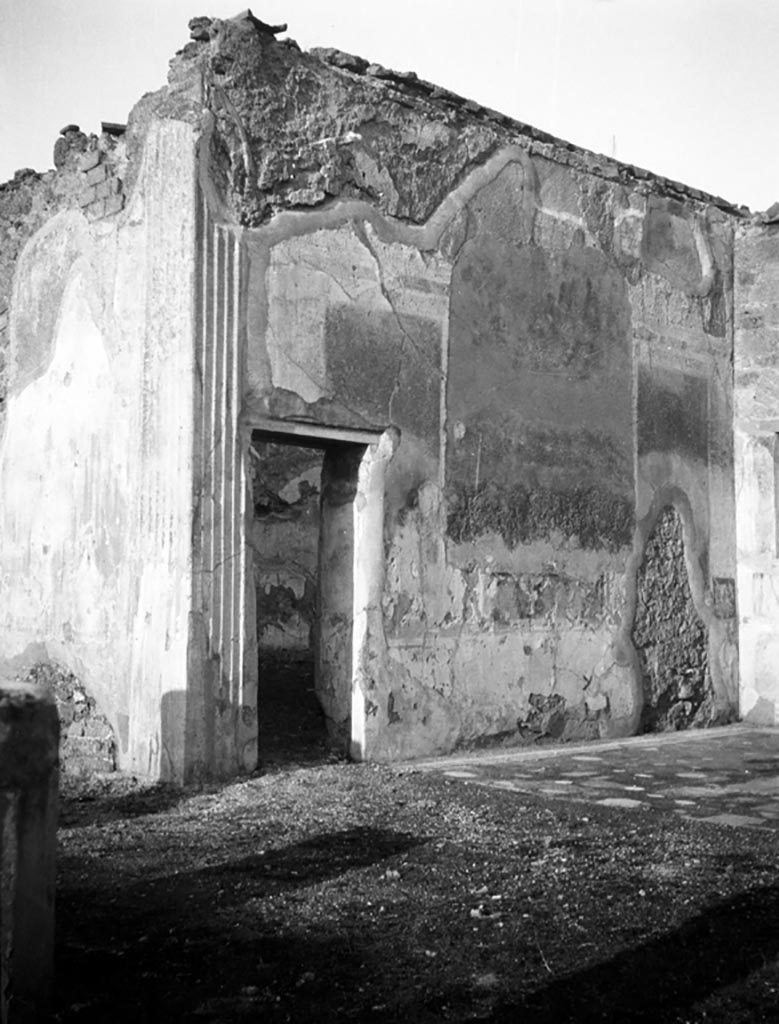 VI.9.5 Pompeii. W 719. North wall of tablinum 26, with doorway to room 27, a triclinium.
Photo by Tatiana Warscher. Photo © Deutsches Archäologisches Institut, Abteilung Rom, Arkiv. 
