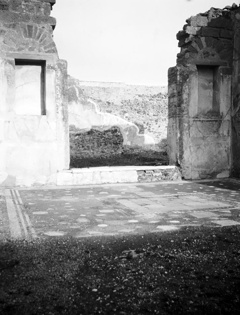 VI.9.5 Pompeii. W716. Tablinum 26, looking east towards portico 29 and peristyle 30, at rear.
Photo by Tatiana Warscher. Photo © Deutsches Archäologisches Institut, Abteilung Rom, Arkiv. 

