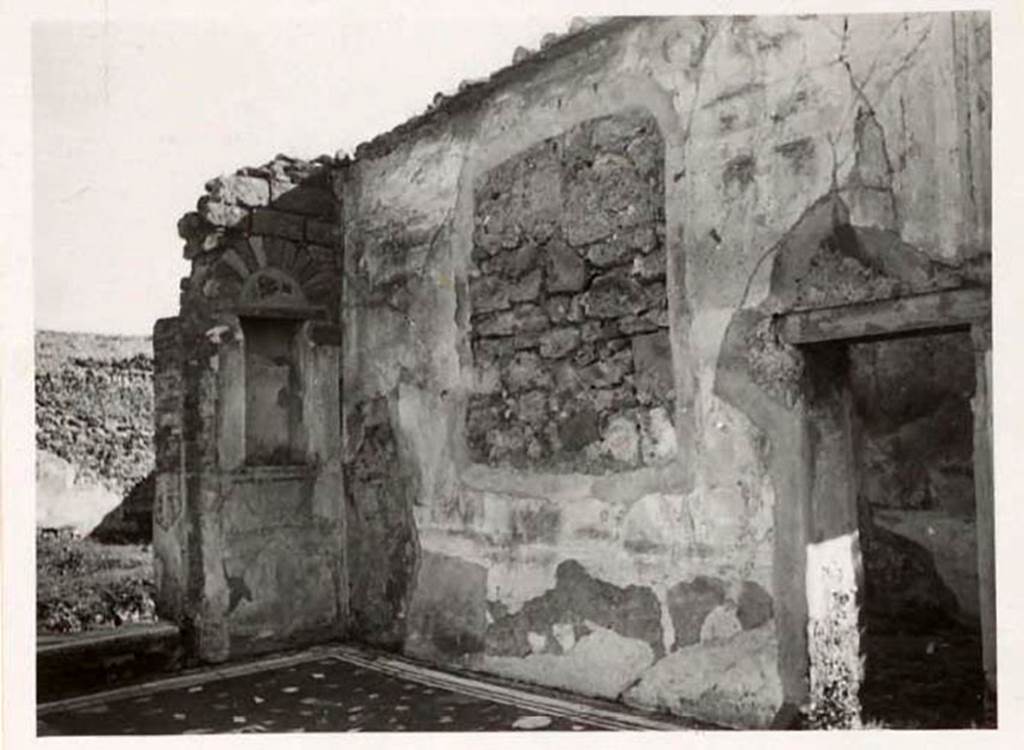 VI.9.5 Pompeii. Pre-1942. 
Tablinum 26, looking towards south wall where the hole in the plaster remains after the painting of Hercules, Nessus and Deianeira was cut out and removed to the Naples Museum.
See Warscher, T. 1942. Catalogo illustrato degli affreschi del Museo Nazionale di Napoli. Sala LXXIX. Vol.1. Rome, Swedish Institute.
