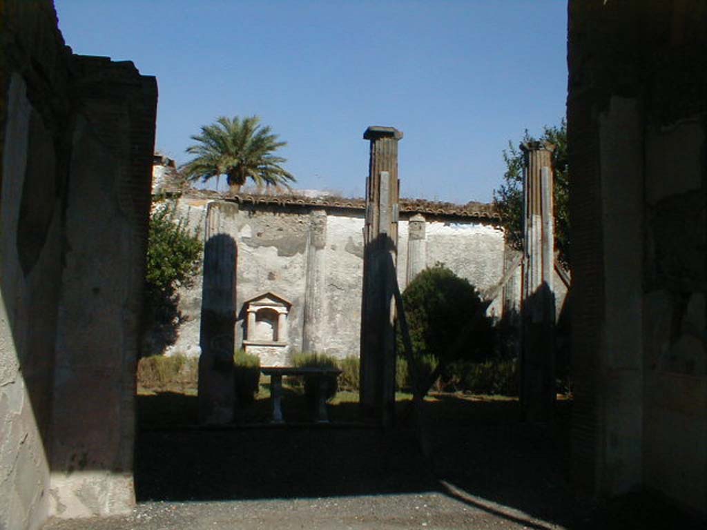 VI.9.6 Pompeii. September 2004. Looking east across tablinum to rear garden wall.