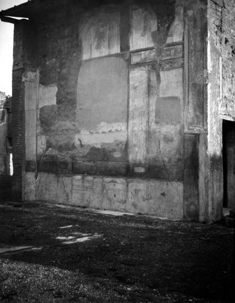 231977 Bestand - D - DAI - ROM - W.848. jpg
VI.9.6 Pompeii. W,848. Room 9, south wall of tablinum.
Photo by Tatiana Warscher. With kind permission of DAI Rome, whose copyright it remains. 
See http://arachne.uni-koeln.de/item/marbilderbestand/231977 
