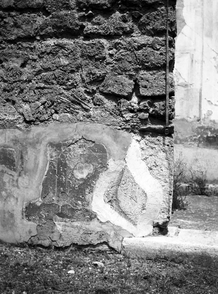 VI.9.6 Pompeii. W.817. 
Room 3, remains of painted decoration on west side of doorway to room 14, on north-west side of atrium.
Photo by Tatiana Warscher. Photo © Deutsches Archäologisches Institut, Abteilung Rom, Arkiv. 
