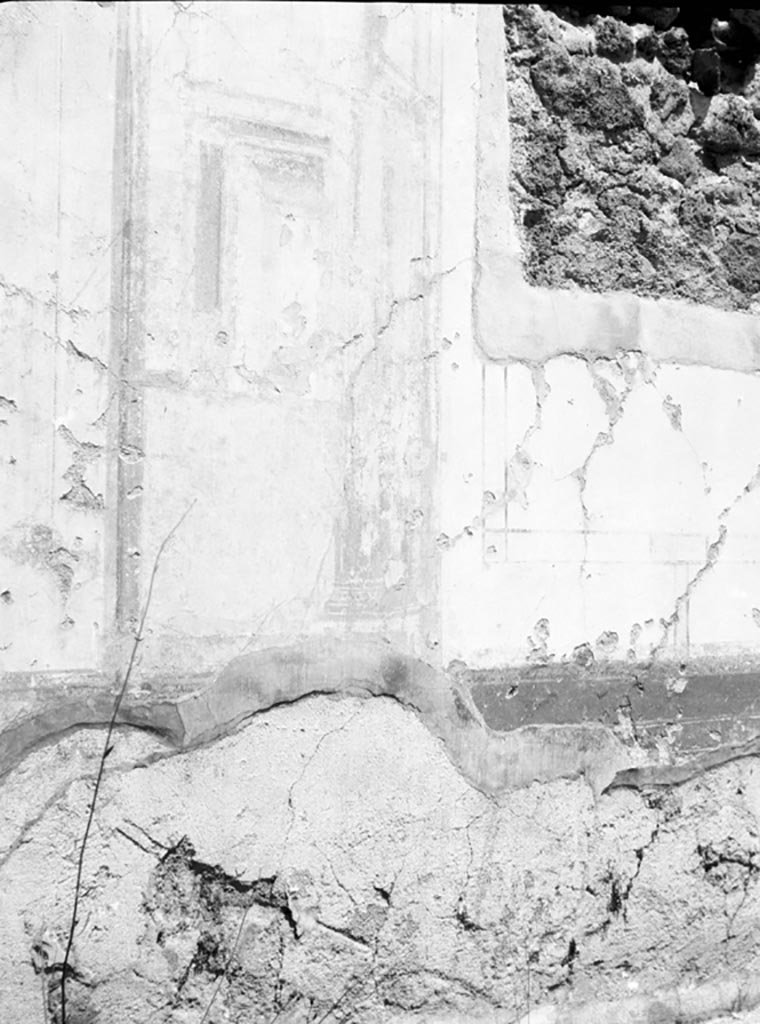 VI.9.6 Pompeii. W.820. Room 14, remains of painted decoration at west end of north wall.
Photo by Tatiana Warscher. Photo © Deutsches Archäologisches Institut, Abteilung Rom, Arkiv. 
