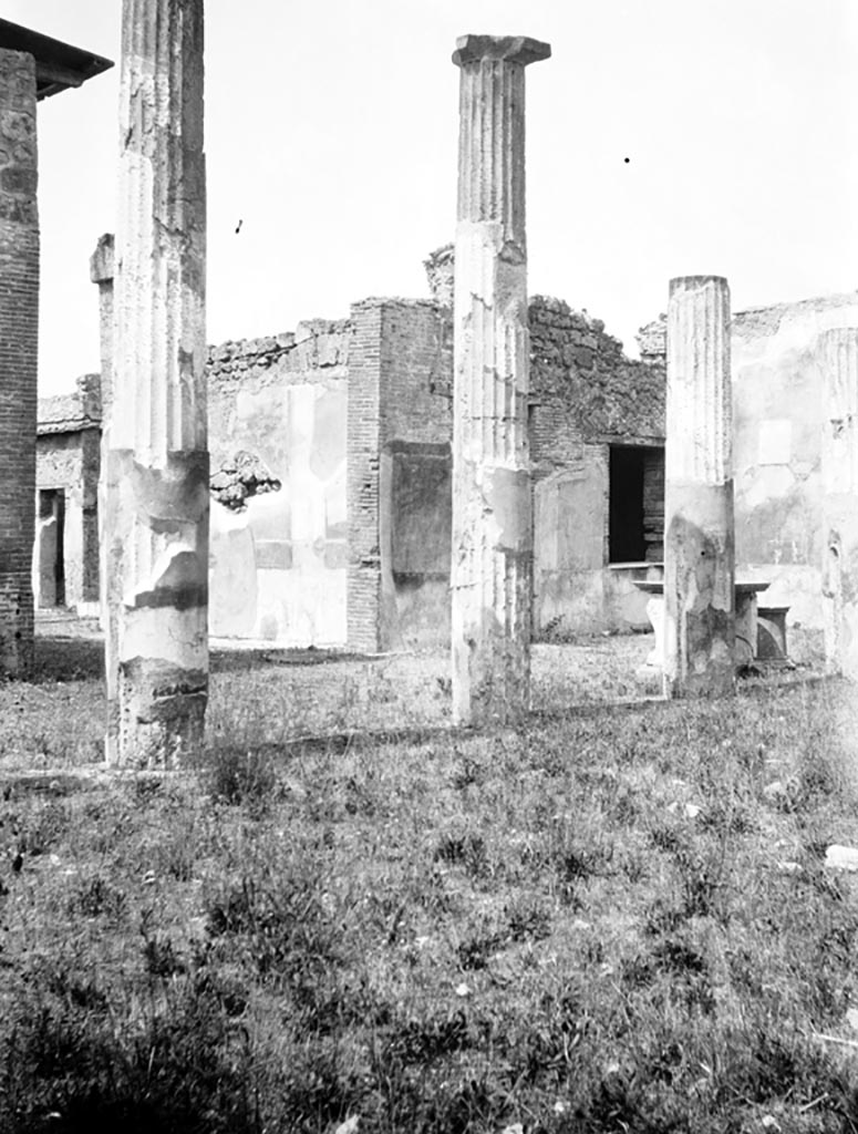 VI.9.6 Pompeii. W.889. Room 17, looking north-west along the west portico of the pseudo-peristyle, from south end.
Photo by Tatiana Warscher. Photo © Deutsches Archäologisches Institut, Abteilung Rom, Arkiv. 
