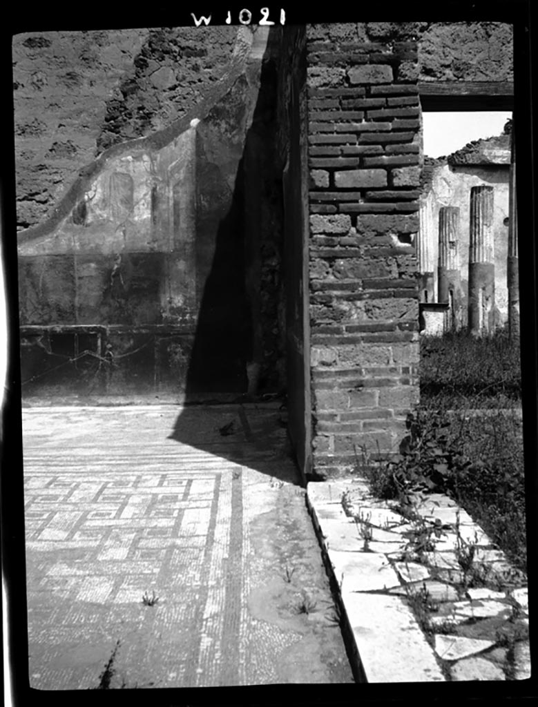 VI.9.6 Pompeii. W.1021.
Room 6, looking north towards north-east corner of peristyle along the threshold separating it from room 22.
On the right is the doorway from the north wall of room 22, into the pseudo-peristyle, room 17.
Photo by Tatiana Warscher. Photo © Deutsches Archäologisches Institut, Abteilung Rom, Arkiv. 
