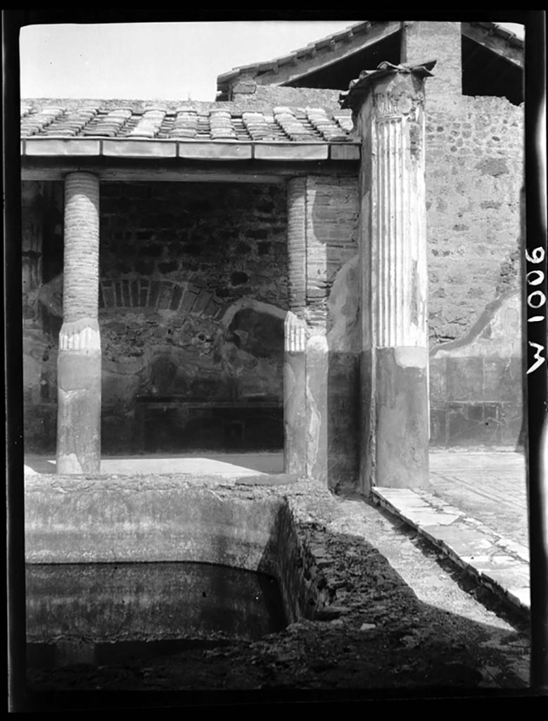 VI.9.6 Pompeii. W.1006. Room 6, looking north across pool to north-east corner of peristyle.
Photo by Tatiana Warscher. Photo © Deutsches Archäologisches Institut, Abteilung Rom, Arkiv. 
