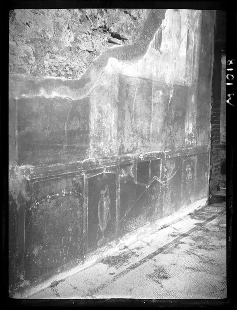 VI.9.6 Pompeii. W.1018. Room 6, Looking towards east end of north wall of portico of peristyle. 
Photo by Tatiana Warscher. Photo © Deutsches Archäologisches Institut, Abteilung Rom, Arkiv. 
