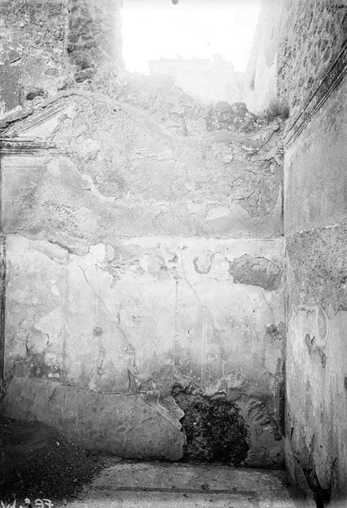 VI.9.6 Pompeii. W.297. Room 23, west wall.
Photo by Tatiana Warscher. Photo © Deutsches Archäologisches Institut, Abteilung Rom, Arkiv. 
