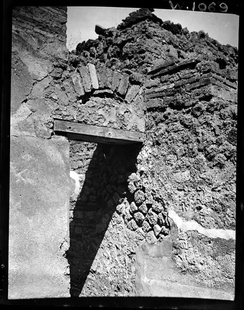 VI.9.7 Pompeii. W1069. Arched doorway from room 5 into kitchen, room 4.
Photo by Tatiana Warscher. Photo © Deutsches Archäologisches Institut, Abteilung Rom, Arkiv. 

