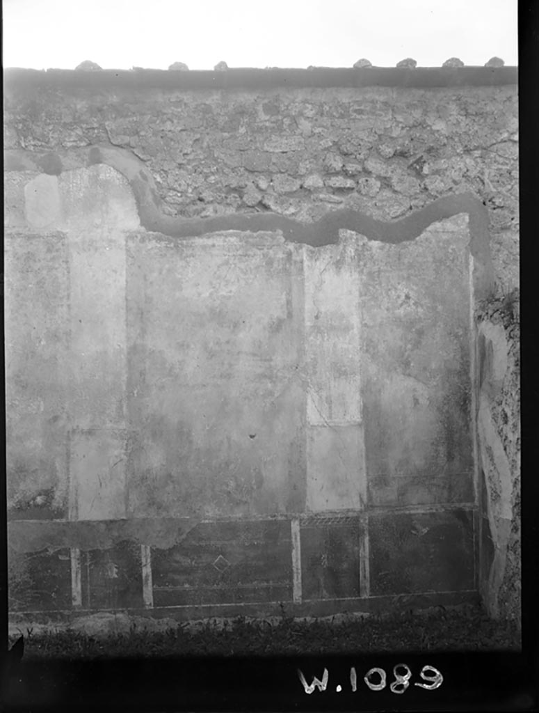 VI.9.7 Pompeii. W1089. Room 8, south wall with remains of painted wall decorations at west end.
Photo by Tatiana Warscher. Photo © Deutsches Archäologisches Institut, Abteilung Rom, Arkiv. 
