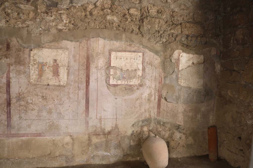 VI.10.1 Pompeii. December 2018. South wall of rear room, at west end, with frescoes. Photo courtesy of Aude Durand.