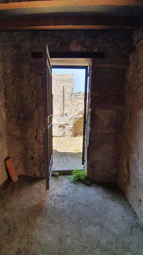 VI.10.1 Pompeii. July 2021. Looking west in rear room towards doorway into bar-room.
Foto Annette Haug, ERC Grant 681269 DÉCOR.
