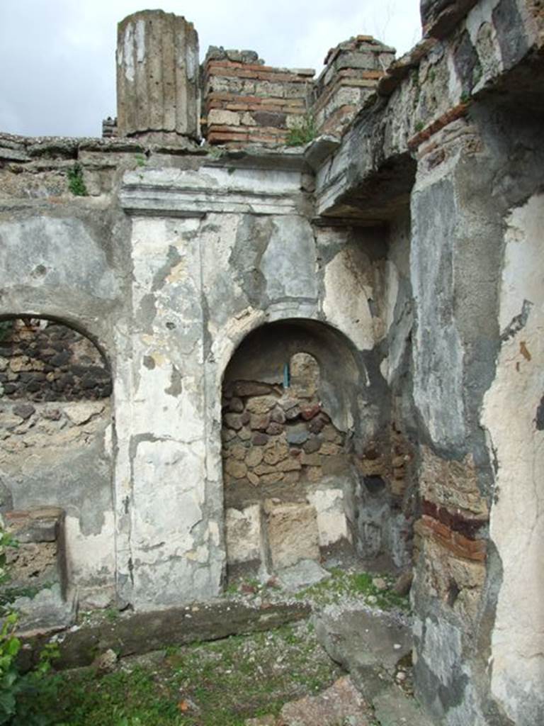 VI.10.7 Pompeii.  March 2009.  Room 15.  Garden area.  North side.  Arched recess 19.