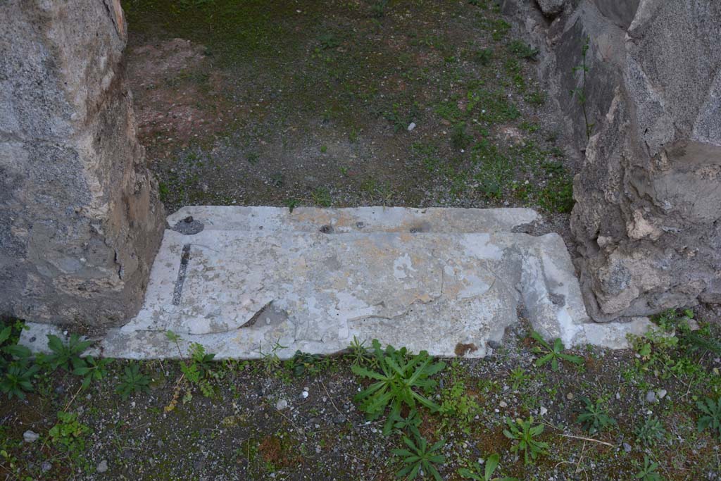 VI.11.10 Pompeii. October 2017. Room 28, doorway threshold.
Foto Annette Haug, ERC Grant 681269 DCOR
