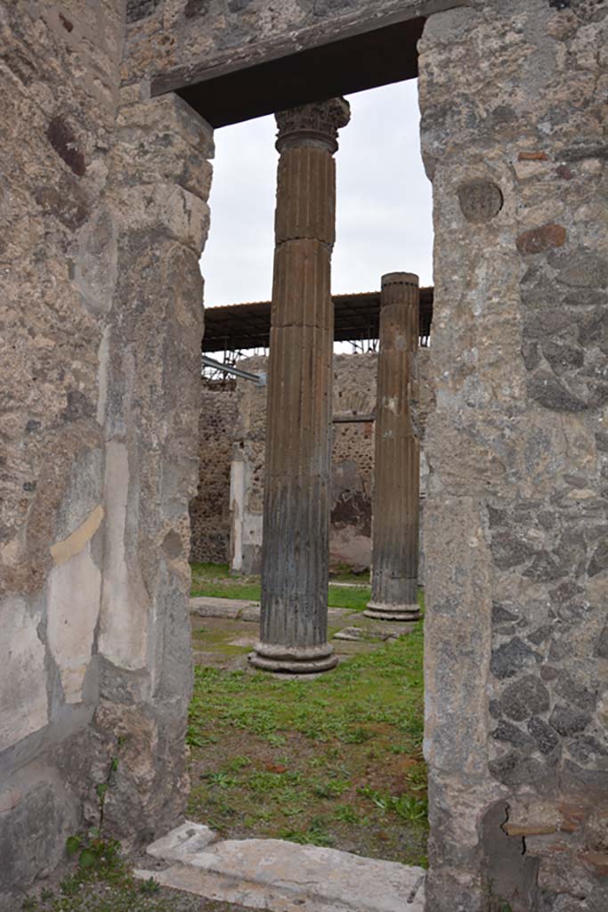 VI.11.10 Pompeii. October 2017. Doorway in east wall of room 28, looking towards atrium 27.
Foto Annette Haug, ERC Grant 681269 DCOR

